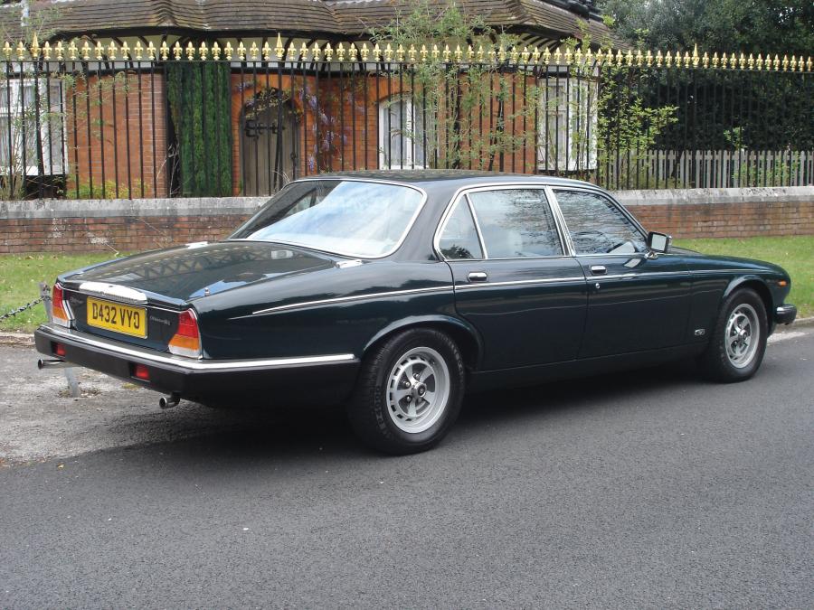  Daimler Double Six Long-Wheelbase Saloon 1984 года  (фото 2 из 10)